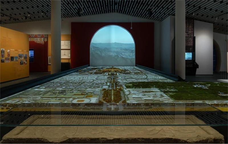 长达16米的北京中轴线全景微缩模型。(图/本报德阳传真)