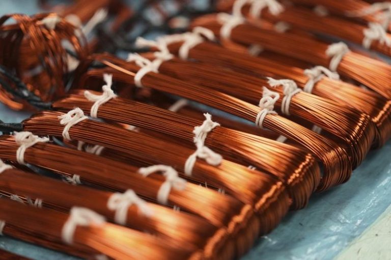 交投淡波动剧烈…铜涨破1.12万美元、银涨5.5% 皆创新高 图为铜线缆。(美联社)