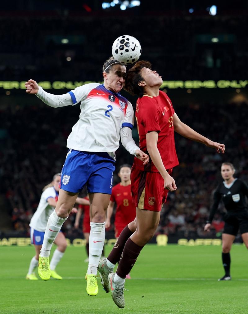 11月29日,中国队球员邵子钦(右)与英格兰队球员布隆泽在比赛中争顶。(新华社)