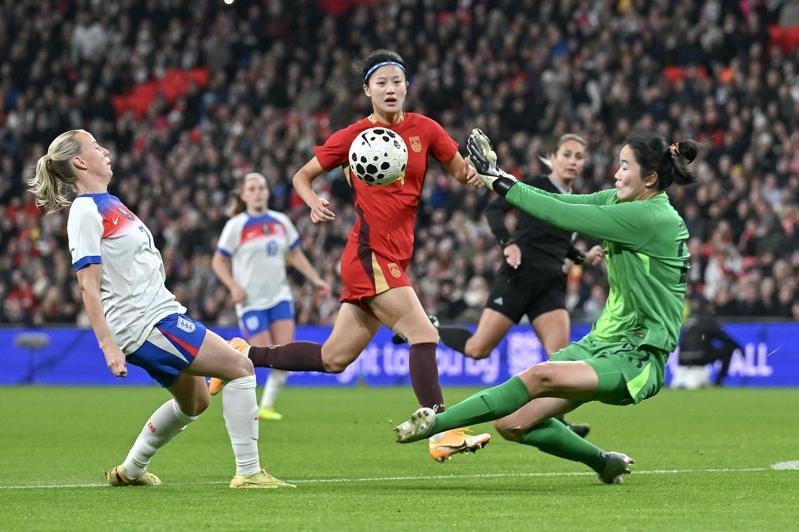 11月29日,中国队球员邵子钦(右)与英格兰队球员布隆泽在比赛中争顶。(新华社)