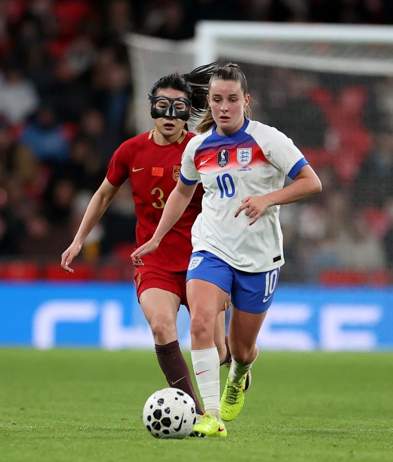 11月29日,中国队球员邵子钦(右)与英格兰队球员布隆泽在比赛中争顶。(新华社)