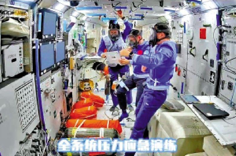神舟20号载人飞船疑遭空间微小碎片撞击,出现裂纹。(视频截屏)
