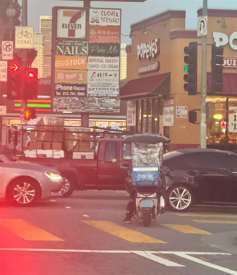 网友拍到骑着「饿了么」装备的男子在美国洛杉矶街头送外卖。（视频截屏）
