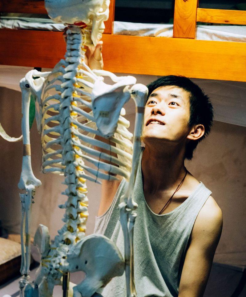 易烊千玺凭借电影「小小的我」夺下金鸡奖影帝。（取材自微博）