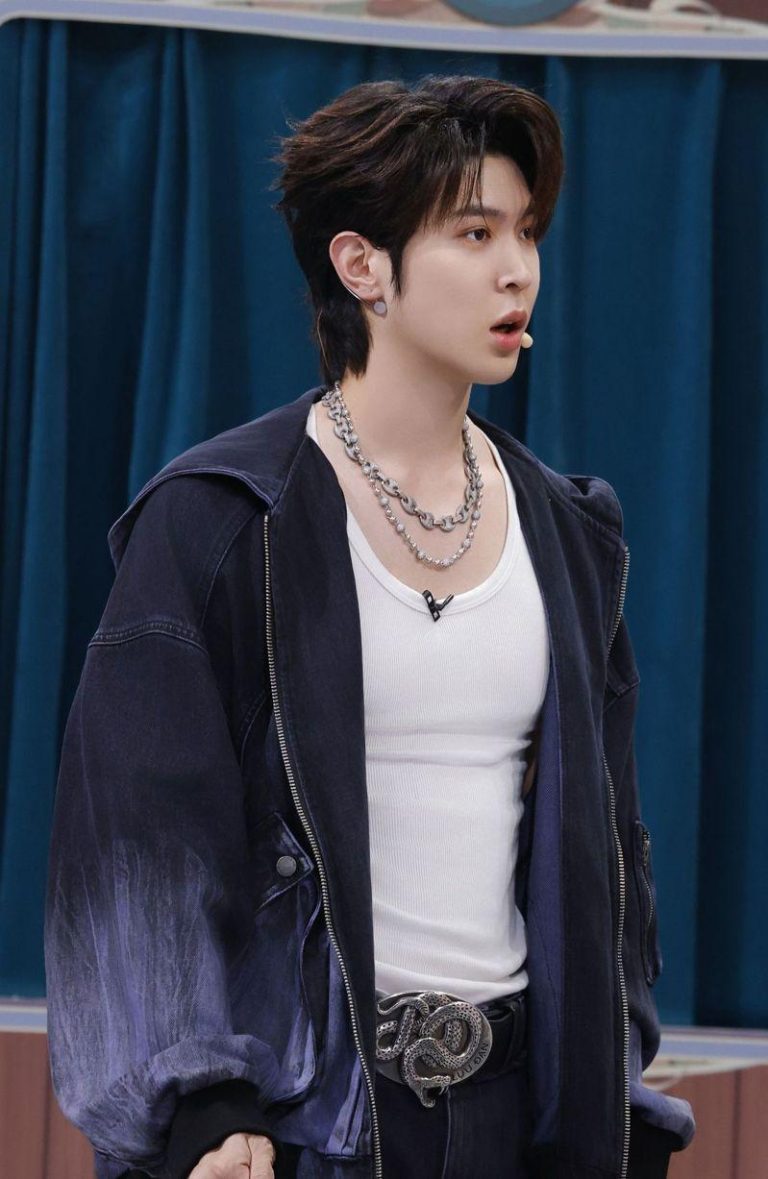 「赵露思哥哥」马伯骞险遭女粉上台强吻 一件物品救了他 马伯骞曾在「偷偷藏不住」中饰演赵露思的哥哥。(取材自微博)