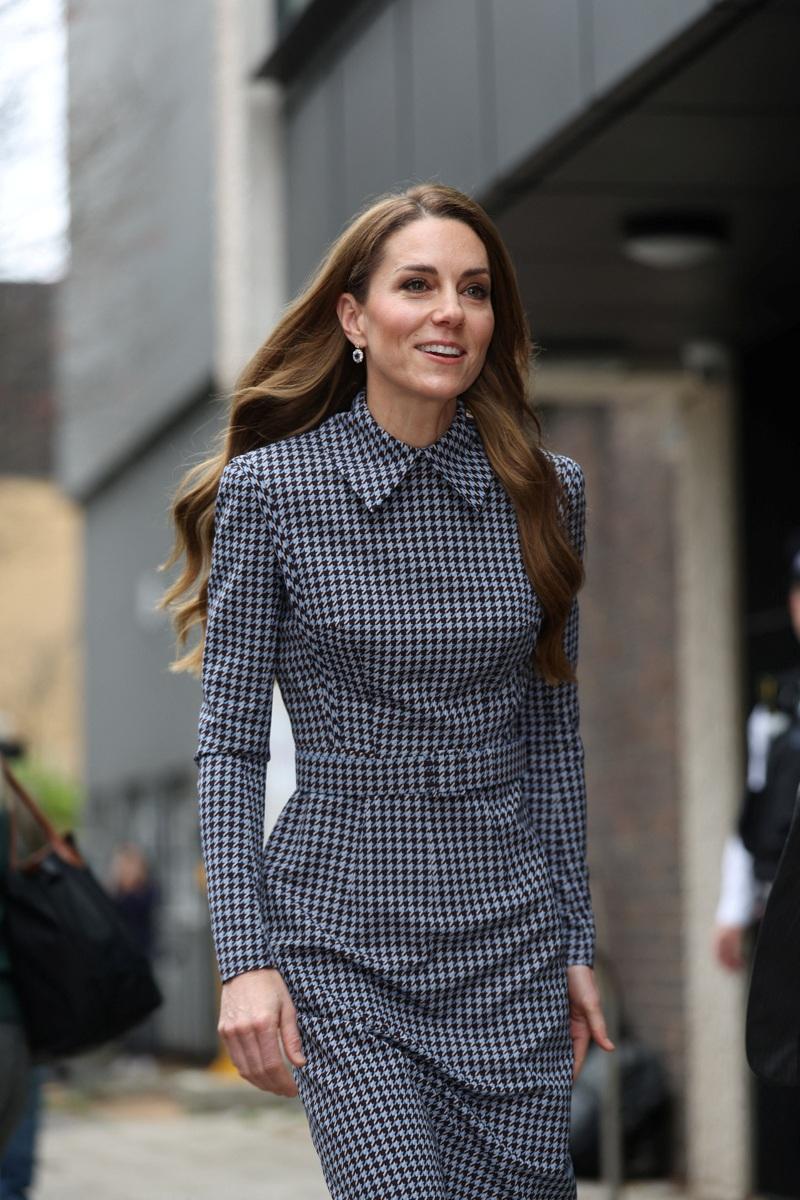 凯特王妃身形明显暴瘦，同一套衣服（左图为近日照）现在看起来很空。(路透)