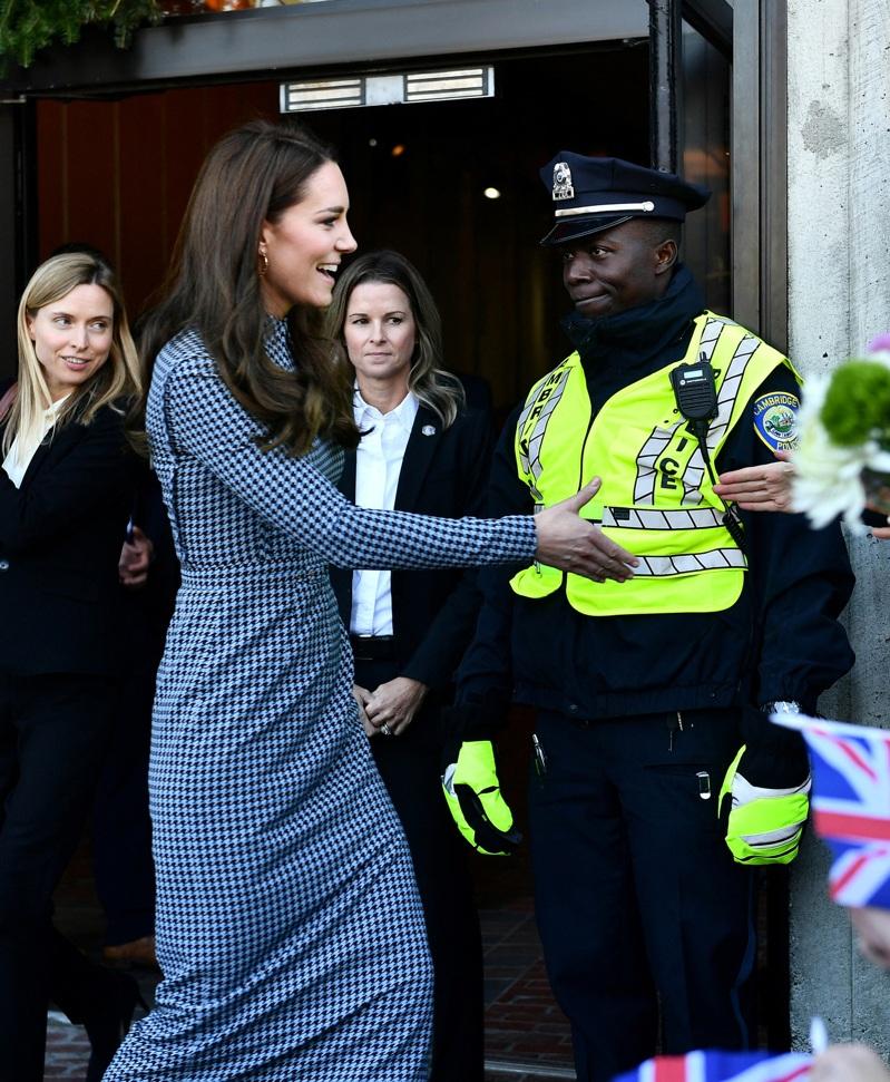 凯特王妃身形明显暴瘦，同一套衣服（左图为近日照）现在看起来很空。(路透)