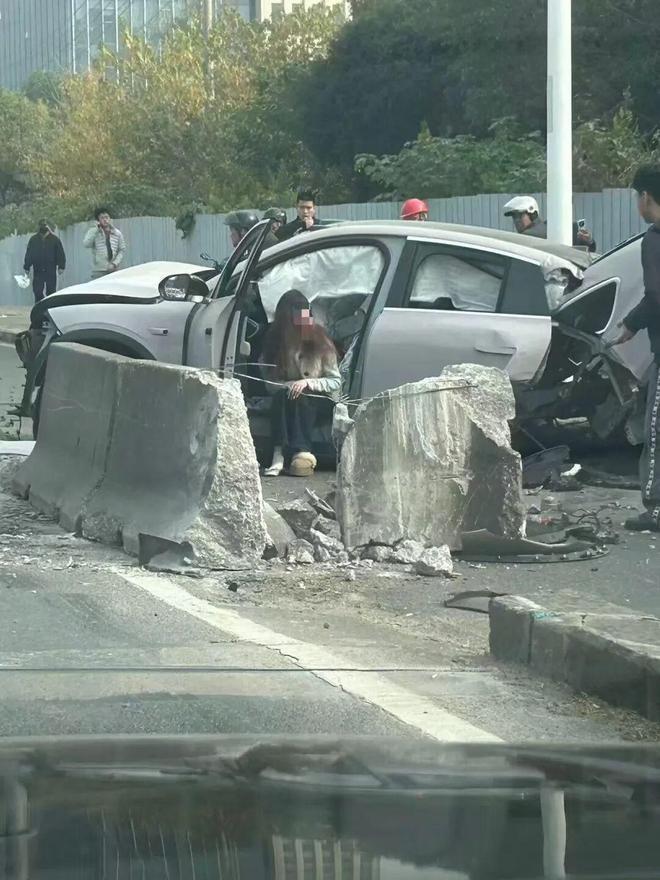 蔚来汽车撞隔离带致车体断裂。(取材自红星新闻)