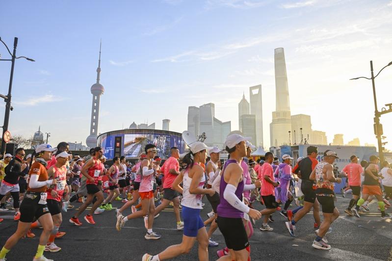 2025上海马拉松11月30日鸣枪开跑。(新华社)