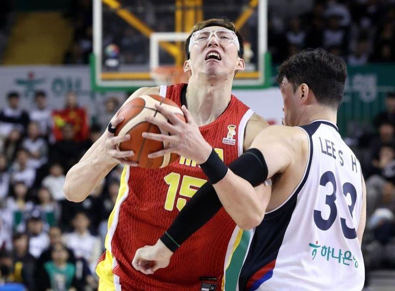 两连败!中国男篮76比90再输南韩。图为比赛现场。(取材自央视网)