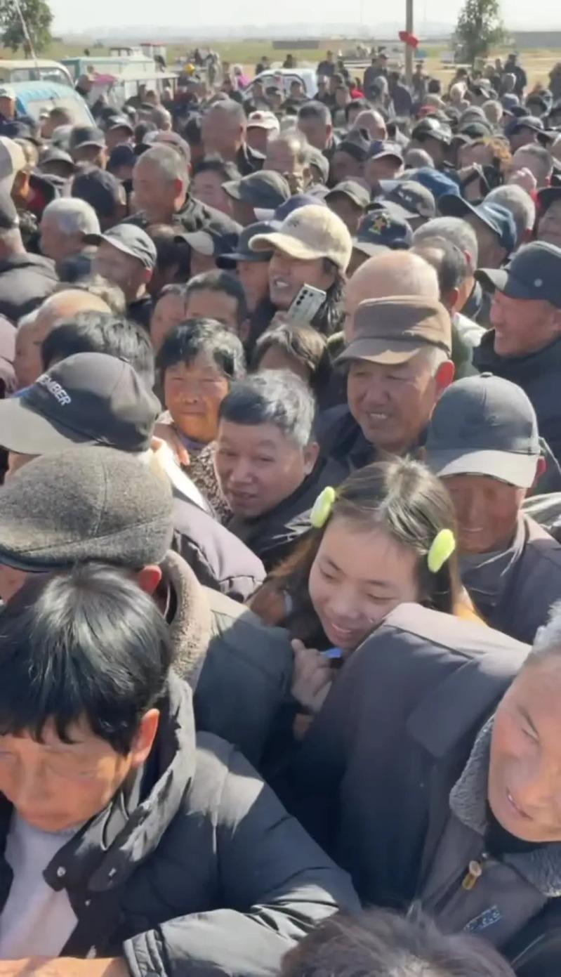 前来看戏的人山人海。(视频截屏)