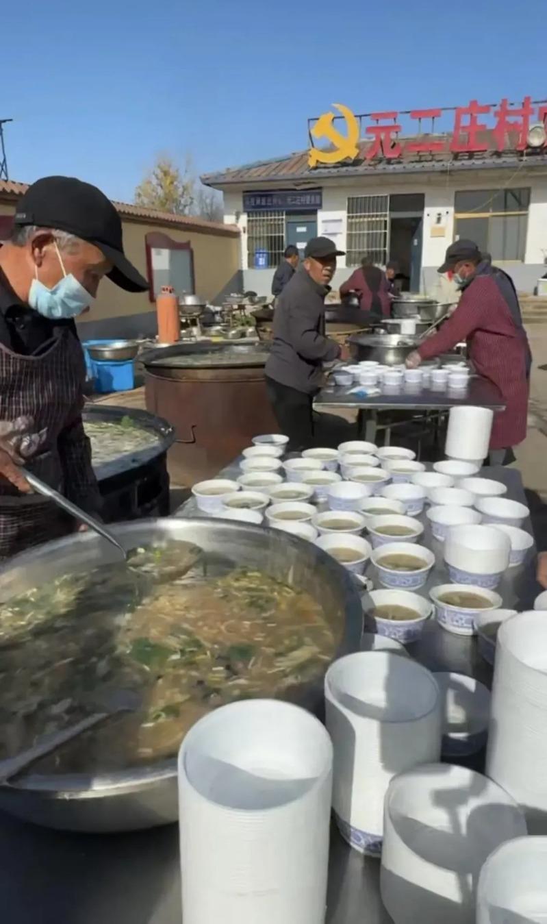 前来看戏的人山人海。(视频截屏)