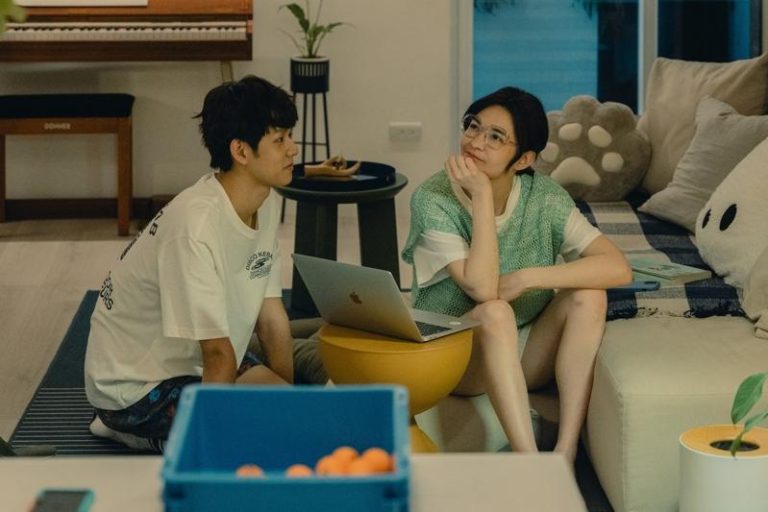 戏说从头/洪暐哲展现「奶狗」魅力 见张榕容就开心 「整形过后」中,洪暐哲(左)是「向日葵弟弟」,看到张榕容眼神就发亮。(图/六鱼文创提供)