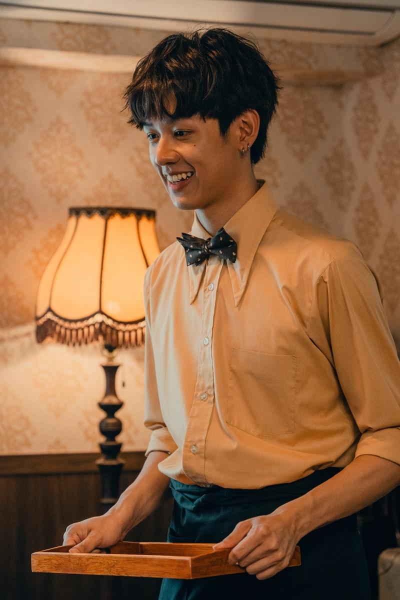 「整形过后」中,洪暐哲(左)是「向日葵弟弟」,看到张榕容眼神就发亮。(图/六鱼文创提供)