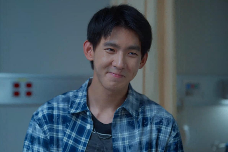 「整形过后」中,洪暐哲(左)是「向日葵弟弟」,看到张榕容眼神就发亮。(图/六鱼文创提供)