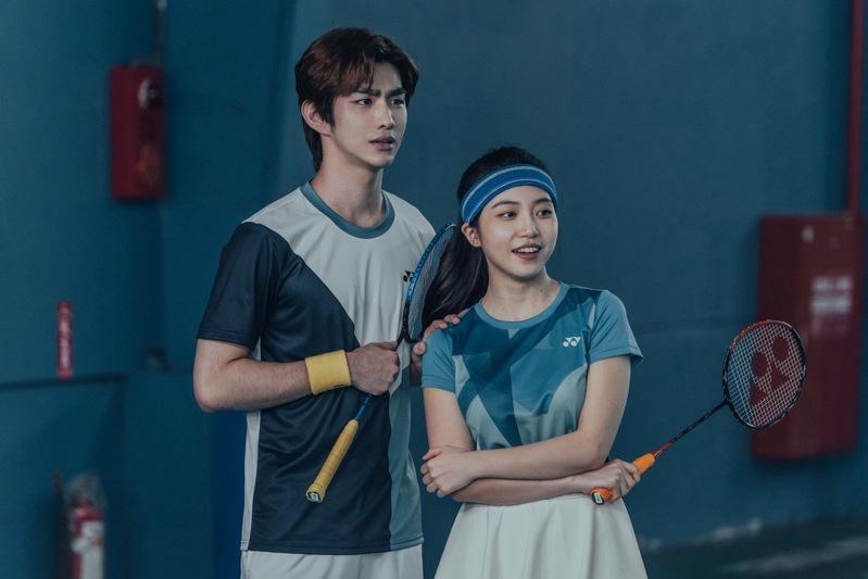 「整形过后」中,洪暐哲(左)是「向日葵弟弟」,看到张榕容眼神就发亮。(图/六鱼文创提供)