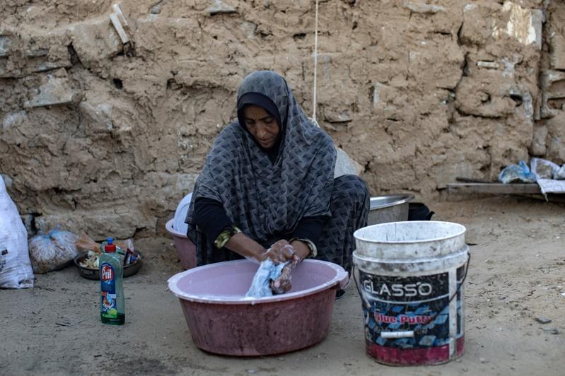 在乌克兰第聂伯罗市，救援人员1日在俄罗斯飞弹袭击后展开救援工作。(美联社)