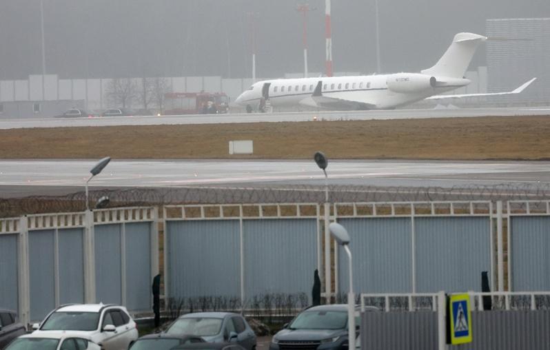 图为美国总统川普的特使威科夫与川普的女婿库许纳2日搭乘一架庞巴迪(Bombard...