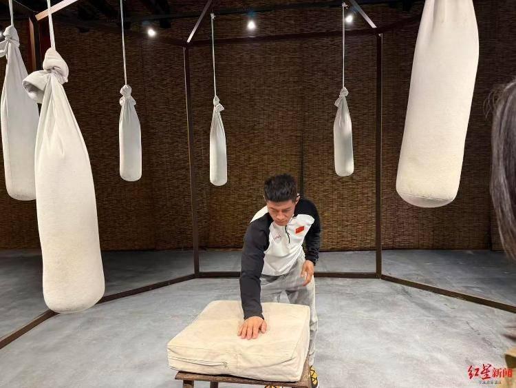 赵鸿刚被打倒在地。(取材自大象新闻)