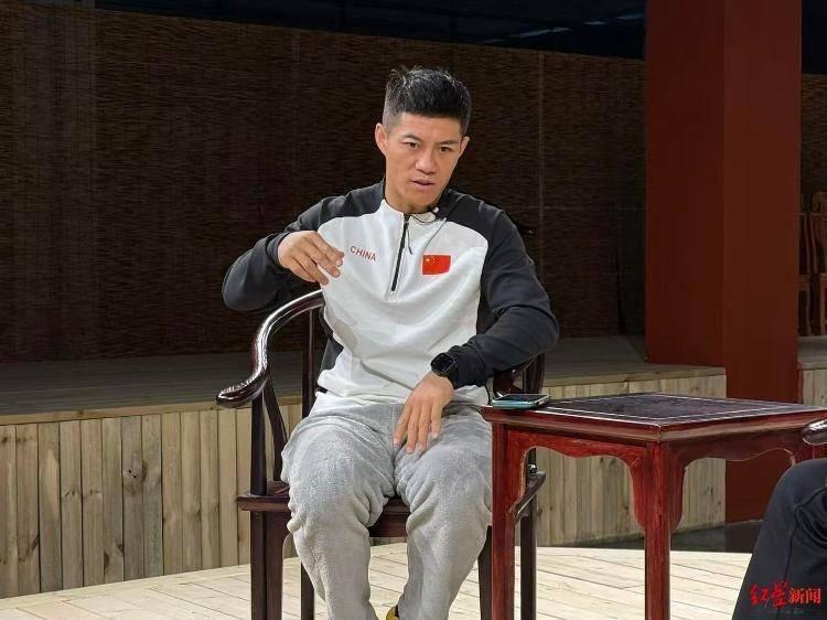 赵鸿刚被打倒在地。(取材自大象新闻)