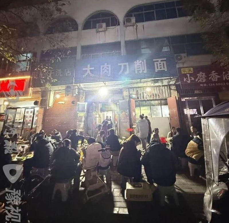 河南鹿邑一家老面馆因美食博主的视频而暴红。(取材自极目新闻)