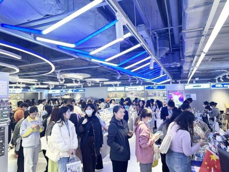 00后为何又开始爱上逛街了? 原因是这个 位于北京的王府井喜悦购物中心里,年轻人在二次元商店排队购买商品。(新华社)
