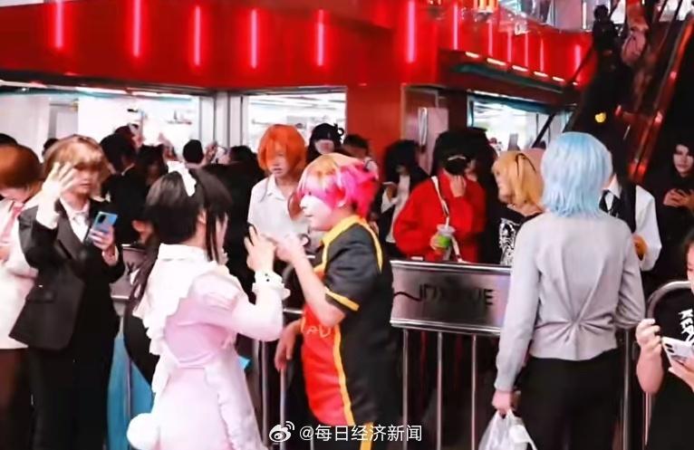 位于北京的王府井喜悦购物中心里,年轻人在二次元商店排队购买商品。(新华社)