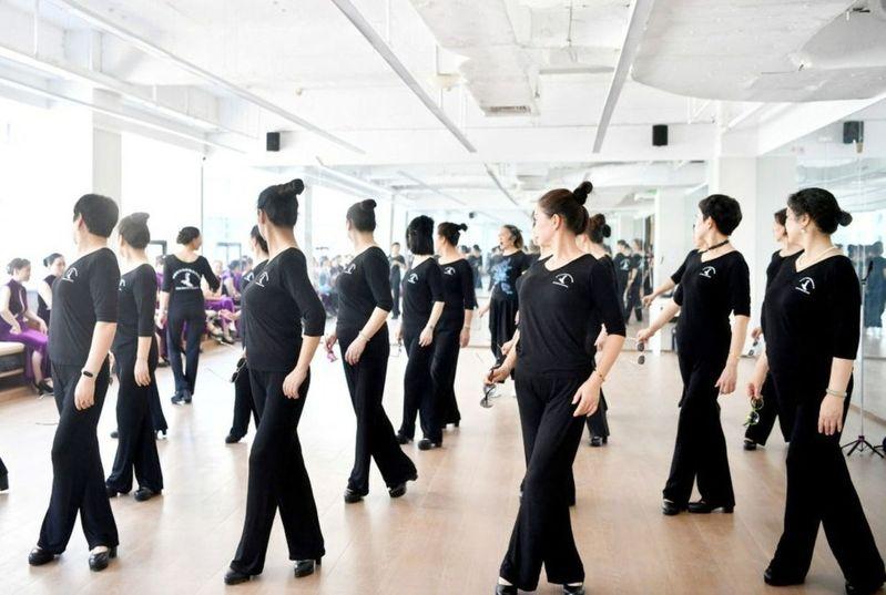 位于北京的王府井喜悦购物中心里,年轻人在二次元商店排队购买商品。(新华社)