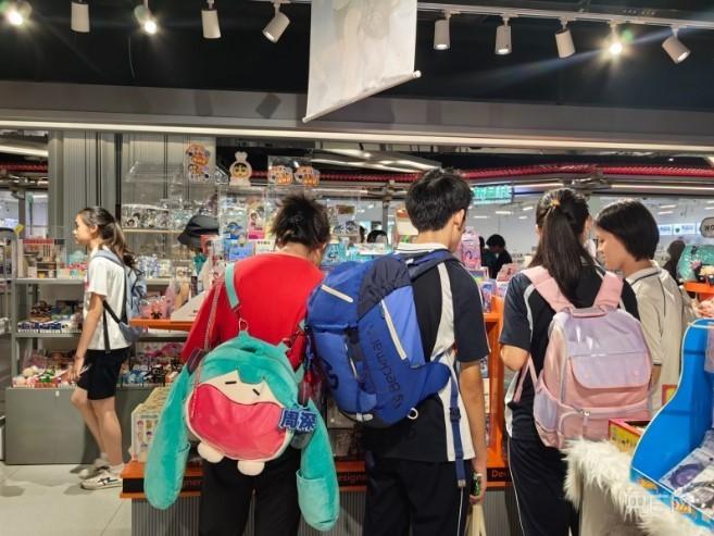 大陆「咬文嚼字」编辑部今发布2025年十大流行语,台湾民进党立委王世坚过去质询的...