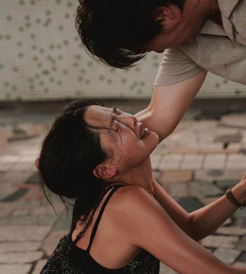 郝蕾澄清「扯头发就可以得影后」争议,强调说的不是辛芷蕾。(取材自微博)