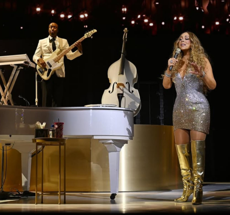 56岁玛丽亚凯莉重返赌城嗨唱 圣诞秀惊艳全场 56岁的玛丽亚凯莉令观众惊艳不已。(取材自Instagram)