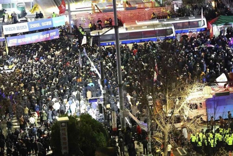 南韩总统尹锡悦2024年12月3日晚间突然宣布紧急戒严，引发社会紧张；图为2024年12月4日凌晨，韩国民众聚集在首尔国会前要求当时的总统尹锡悦下台。(美联社)