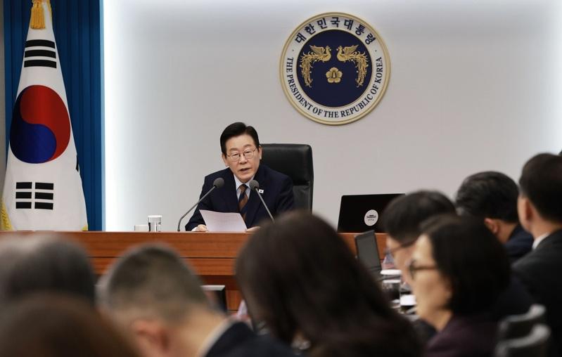 南韩总统尹锡悦2024年12月3日晚间突然宣布紧急戒严，引发社会紧张；图为2024年12月4日凌晨，韩国民众聚集在首尔国会前要求当时的总统尹锡悦下台。(美联社)