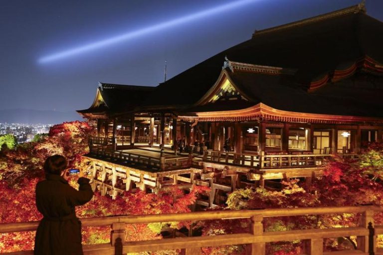 日经:高市「台湾有事」答辩争议冲击日本观光 Tripla中客订房减57% 日经亚洲报导,日相高市「台湾有事」答辩争议已冲击日本观光业。图为日本京都清水寺11月21日举行例行秋季夜间特别参拜揭幕前的试亮灯。(路透)