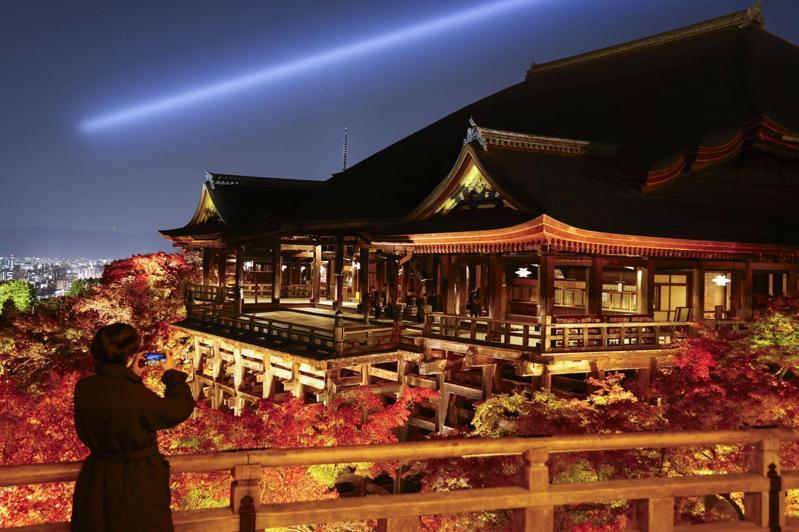 日经亚洲报导,日相高市「台湾有事」答辩争议已冲击日本观光业。图为日本京都清水寺11月21日举行例行秋季夜间特别参拜揭幕前的试亮灯。(路透)
