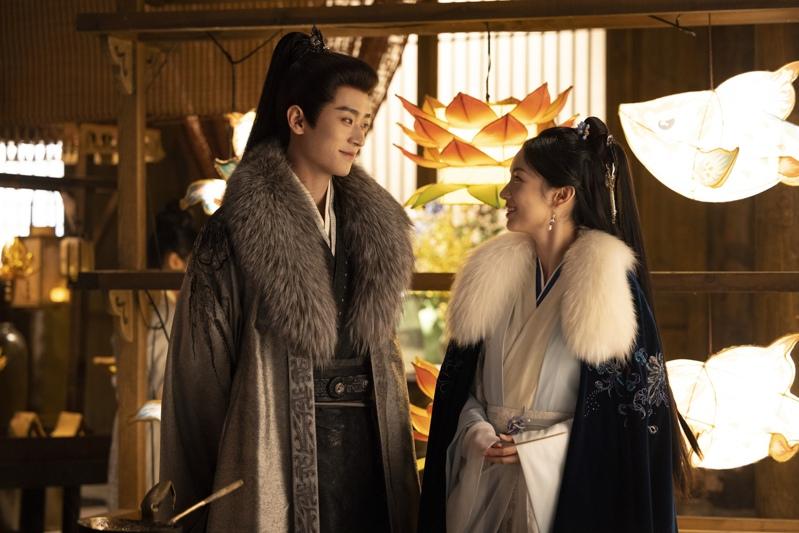 周也(右)、丞磊在「锦月如歌」中并肩作战。（图／爱尔达电视提供）