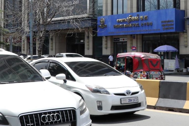 泰国打诈查扣逾3亿资产 锁定太子集团创办人等大咖 柬埔寨民众驾车经过金边的一家太子银行。(欧新社档案照)