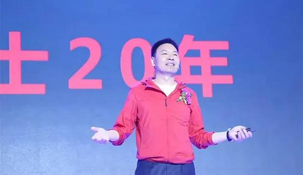 亚士创能董事长兼总经理李金钟,曾获中国建筑装饰协会突出贡献企业家、优秀企业家等荣誉。(取材自亚士创能官网)