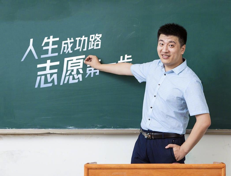 张雪峰最初是研究生考试辅导老师,因幽默解读名校的影片走红,但言行多次引发争议。(取材自张雪峰微博)