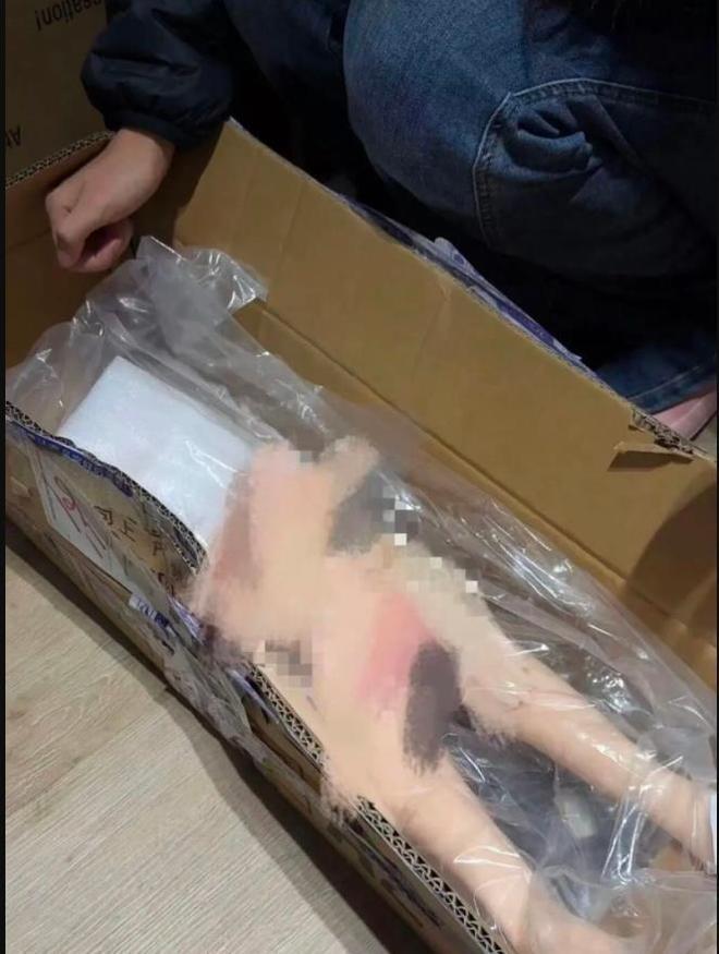 电商平台出现出现幼女娃娃。(取材自澎湃新闻)