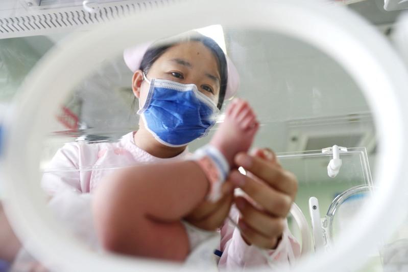 联合国数据显示,中国新生儿出生率总体下降。图为一名在日喀则市人民医院新生儿科病房的新生儿。(新华社)