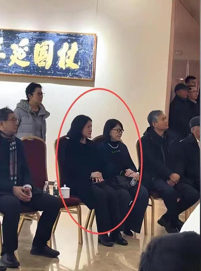 翁帆(红圈左)和母亲(红圈右)一同出席「笔阵横扫——舒同120周年诞辰书法文献展」。(视频截屏)