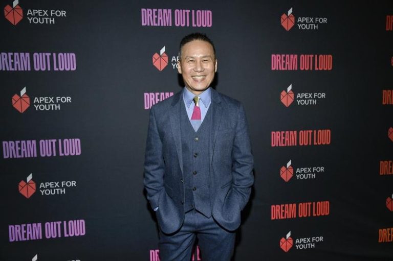 发表种族歧视言论挨批 华裔男星黄荣亮删文道歉 65岁华裔男星黄荣亮在社群媒体发表种族歧视言论,争议贴文则已删除;图为2024年4月2日黄荣亮出席在纽约南街Cipriani餐厅举行的Apex青年慈善晚宴。(美联社)