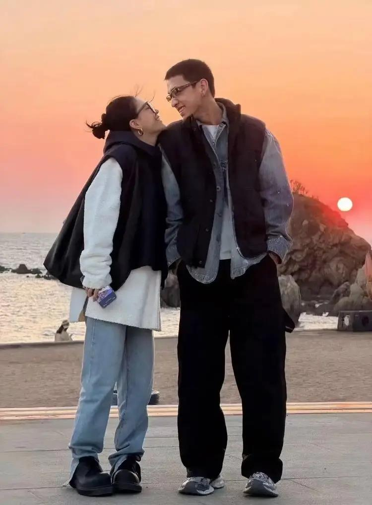 李嘉格官宣新恋情,晒出与小她9岁的新男友合照。(取材自微博)