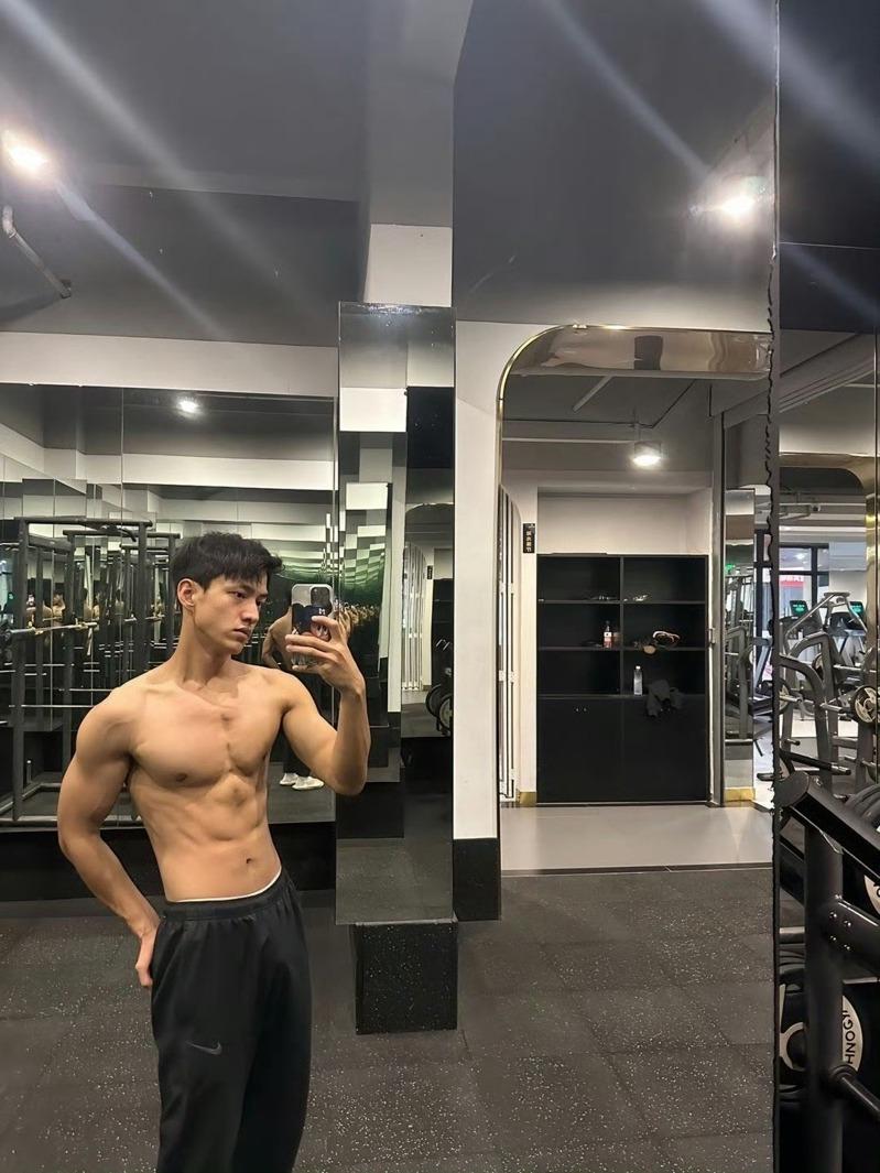 李嘉格官宣新恋情,晒出与小她9岁的新男友合照。(取材自微博)