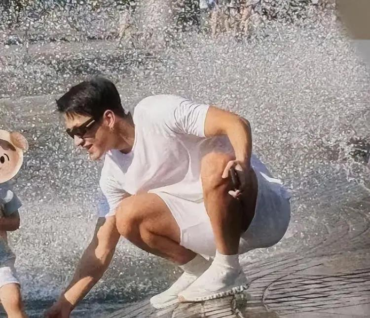 李嘉格官宣新恋情,晒出与小她9岁的新男友合照。(取材自微博)