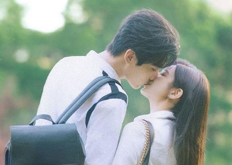 陈妍希与小19岁的周柯宇主演的姐弟恋新剧「狙击蝴蝶」将开播,预告片中两人激吻画面被热议。(取材自微博)