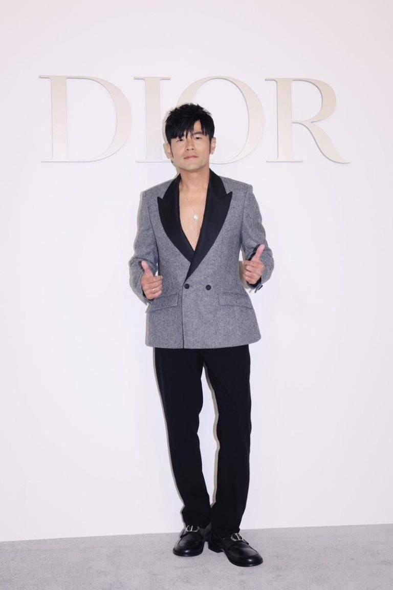 周杰伦Dior现身大秀V领古铜肌超性感 新专辑发行时间曝光 周杰伦一现身立刻引起高分贝尖叫。记者王聪贤/摄影