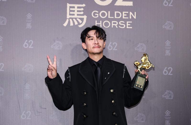 演员张震（右）在电影「幸福之路」中扮演一名华人移民外送员，在做为生财工具的车子被偷后，遭遇一连串惨事。（图／甲上娱乐提供）