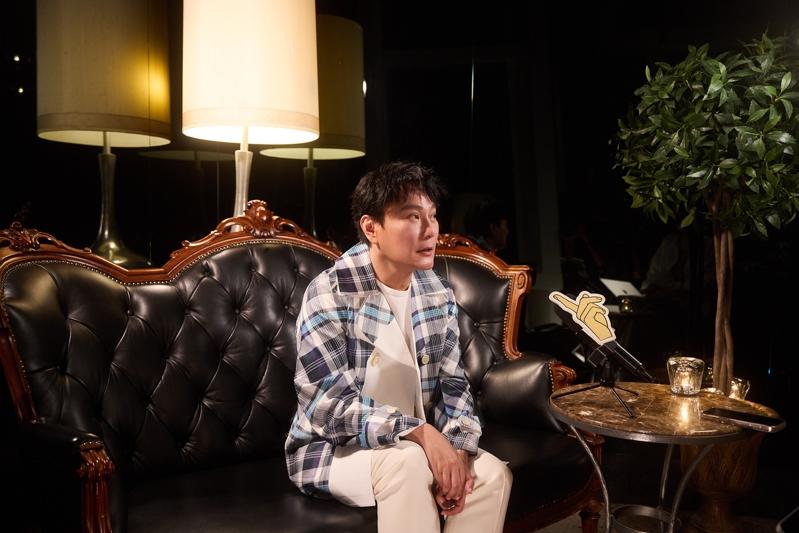 张信哲非常喜欢独自旅行，买机票、查行程不假他人之手。图／潮水音乐提供